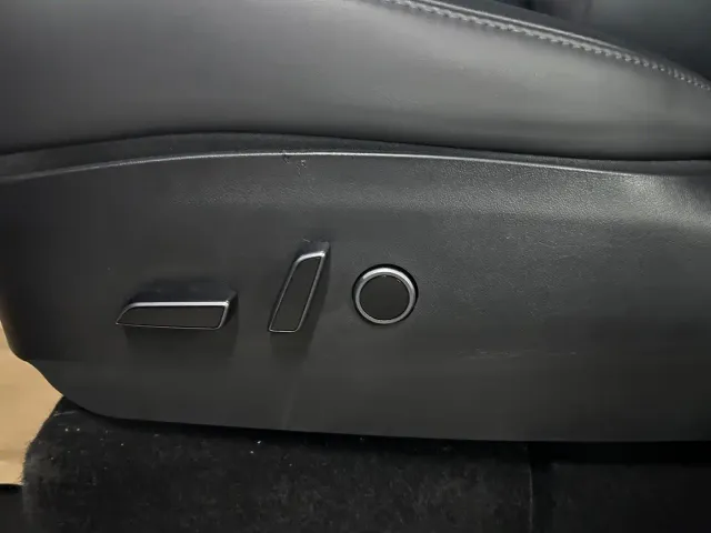 Tesla Model Y — Фото автомобиля 18