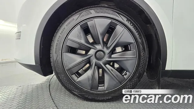 Tesla Model Y — Фото автомобиля 5