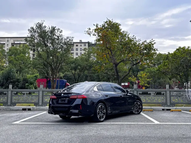 BMW 5 Series — Фото автомобиля 4