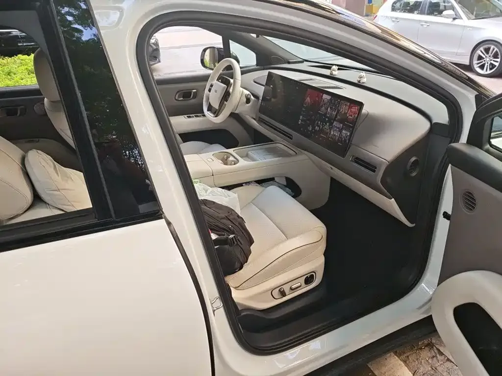 Li Auto Li Auto i6 2025 2WD Base Model — Фото автомобиля 19