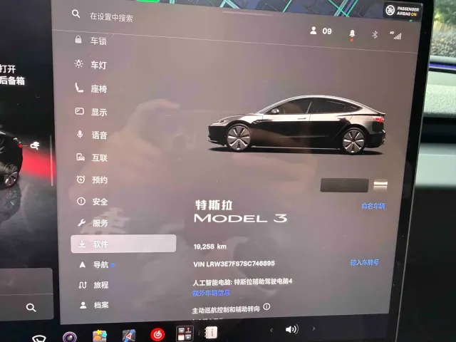 Tesla Model 3 — Фото автомобиля 18