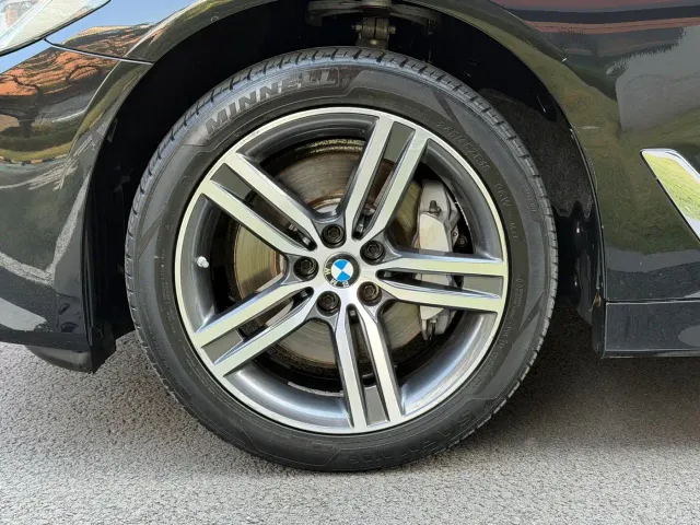 BMW 5 Series — Фото автомобиля 8
