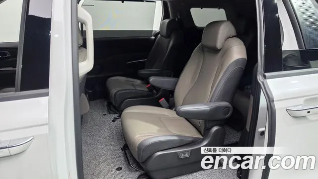 Kia Carnival Generation 4 — Фото автомобиля 16