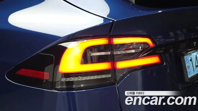 Tesla Model X — Фото автомобиля 8
