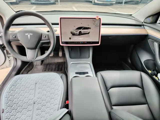 Tesla Model 3 — Фото автомобиля 8