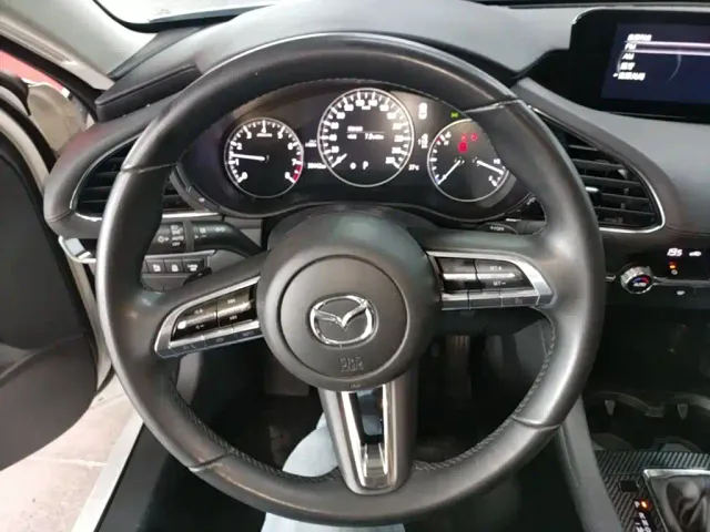 Mazda Axela — Фото автомобиля 10