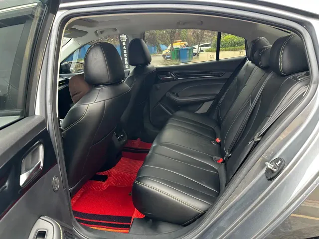 Roewe i5 — Фото автомобиля 8