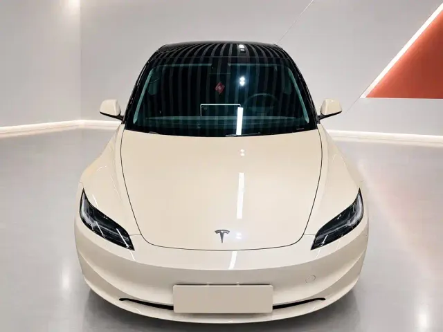 Tesla Model 3 — Фото автомобиля 2