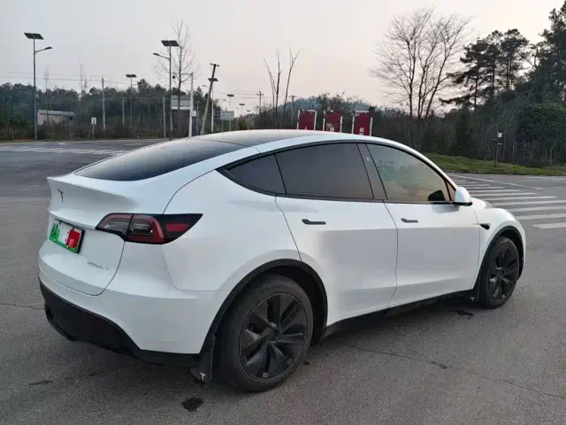Tesla Model Y — Фото автомобиля 6