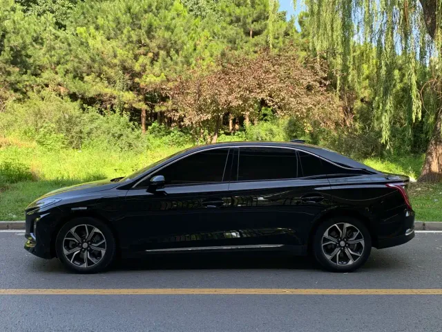 Hongqi E-QM5 — Фото автомобиля 4
