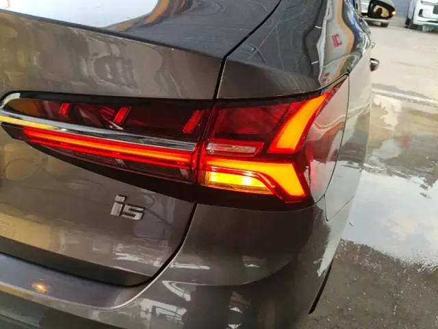 Roewe i5 — Фото автомобиля 7