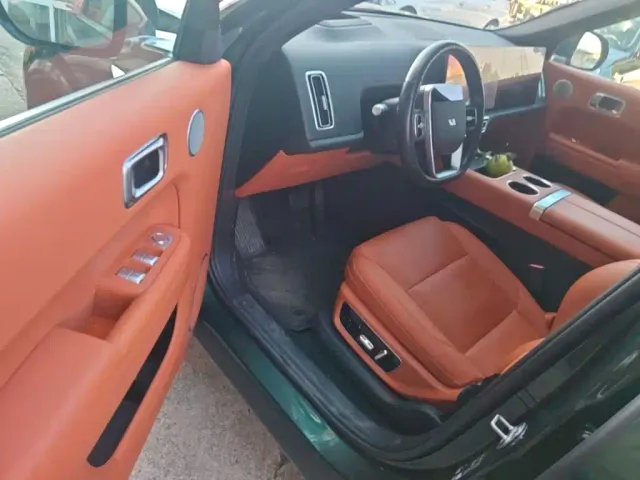 Li Auto L8 — Фото автомобиля 15
