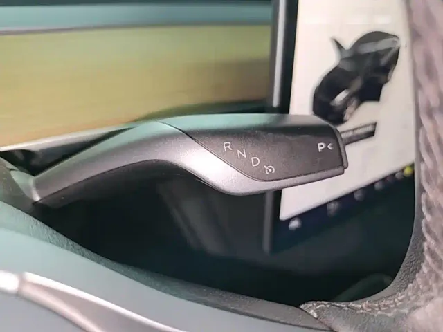 Tesla Model Y — Фото автомобиля 13