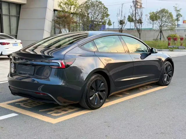 Tesla Model 3 — Фото автомобиля 7