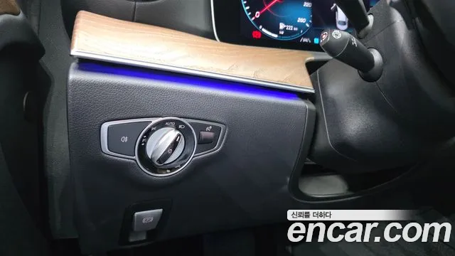 Mercedes-Benz E-Class — Фото автомобиля 25