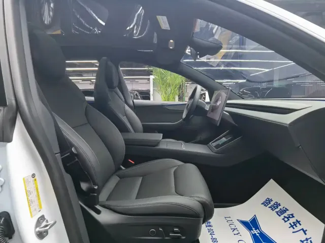 Tesla Model Y L — Фото автомобиля 8