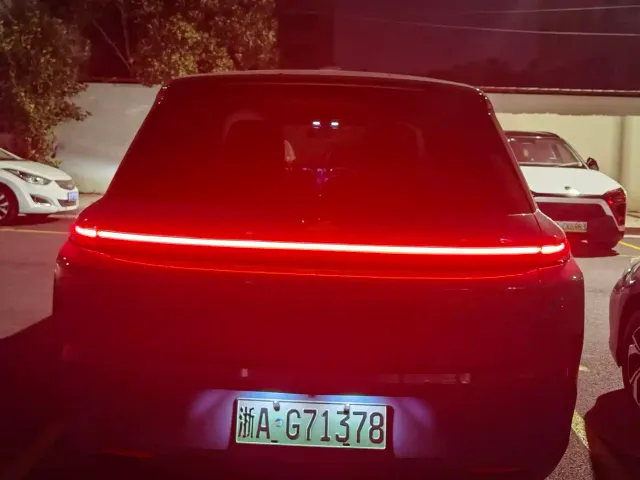 Li Auto L8 — Фото автомобиля 7
