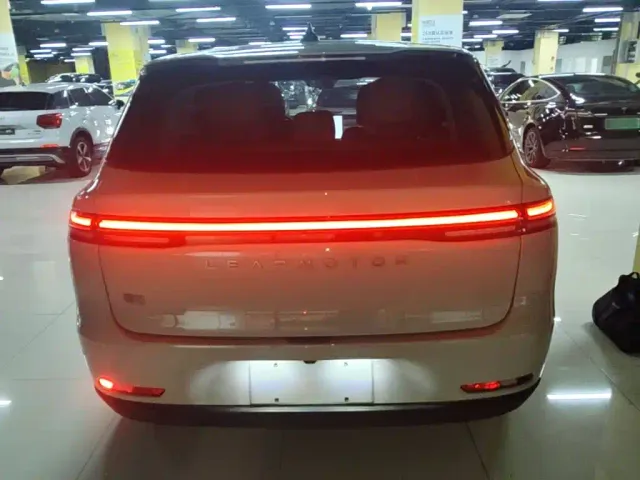 Leapmotor C10 — Фото автомобиля 5
