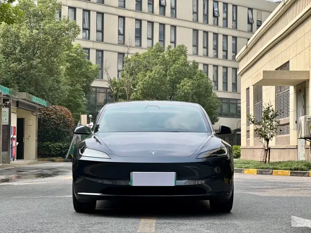 Tesla Model 3 — Фото автомобиля 2