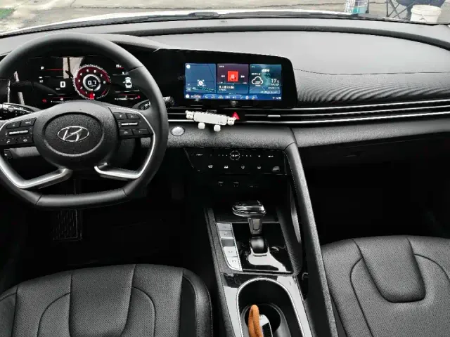 Hyundai Elantra — Фото автомобиля 5