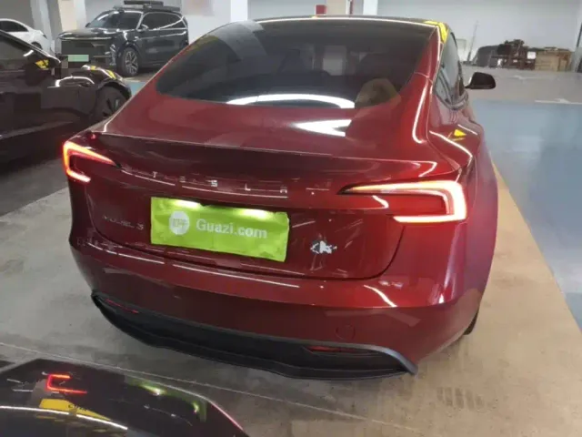 Tesla Model 3 — Фото автомобиля 5