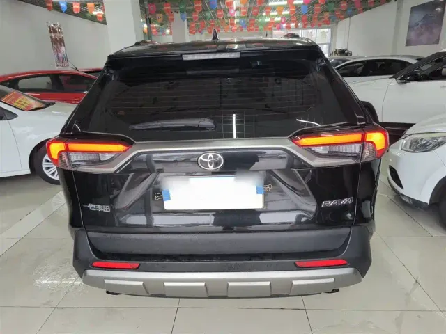 Toyota RAV4 — Фото автомобиля 3