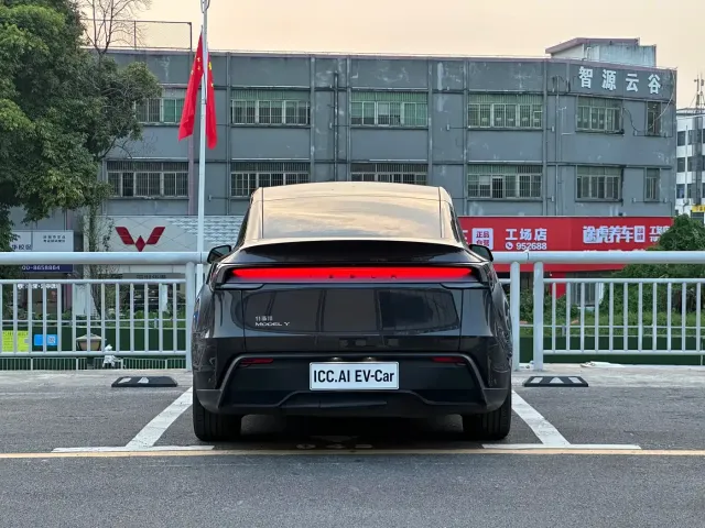 Tesla Model Y — Фото автомобиля 12