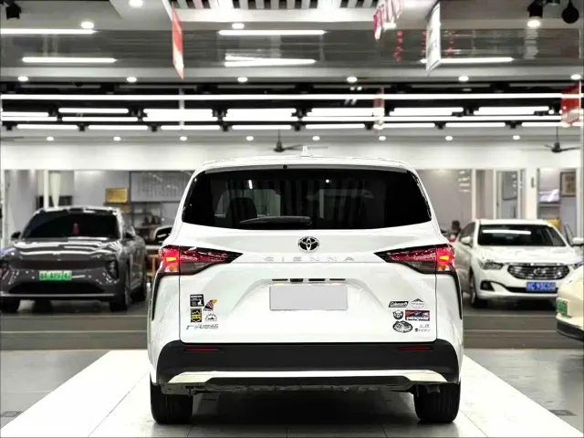 Toyota Sienna — Фото автомобиля 5