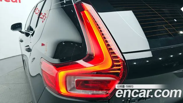 Вольво XC40 B4 Black Edition — Фото автомобиля 22