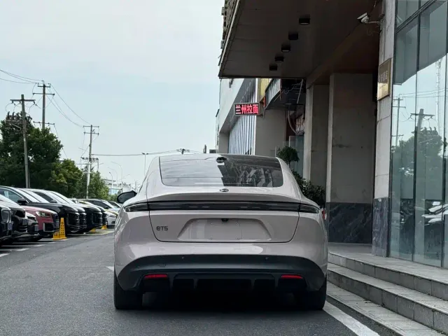Nio ET5 — Фото автомобиля 5
