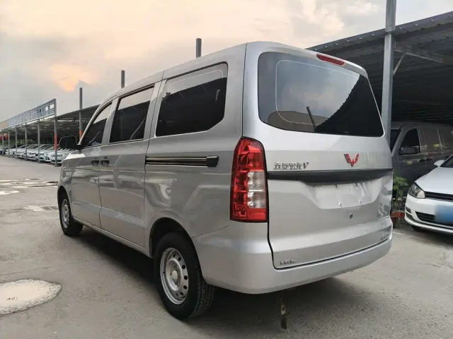 Wuling Hongguang V — Фото автомобиля 16