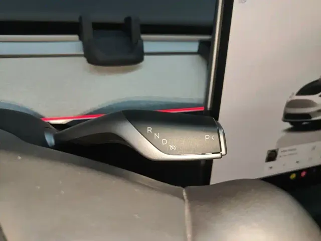Tesla Model Y — Фото автомобиля 13