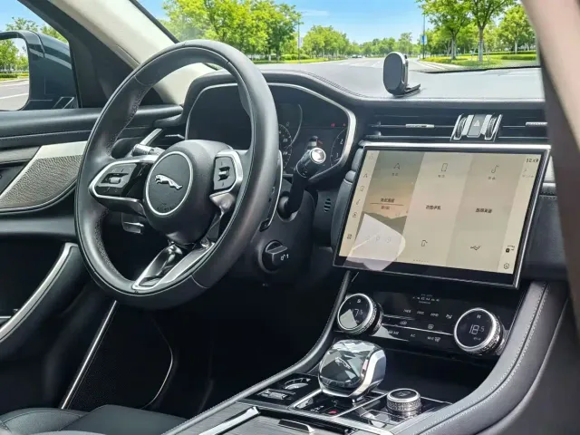 Jaguar XFL — Фото автомобиля 3