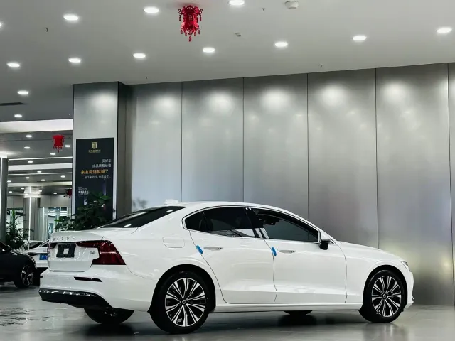 Volvo S60 — Фото автомобиля 7