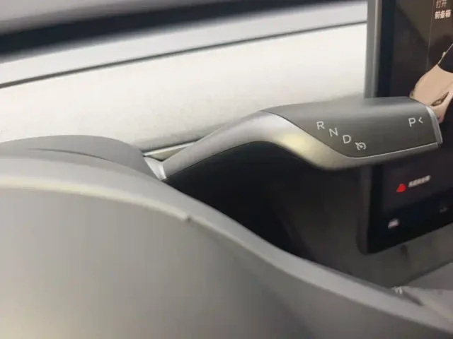 Tesla Model Y — Фото автомобиля 13