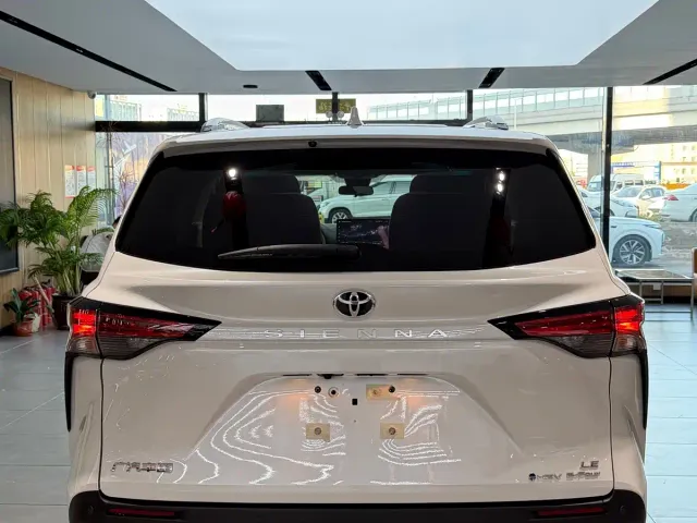 Toyota Sienna — Фото автомобиля 5