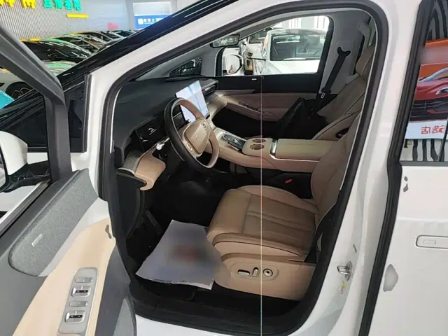 Xpeng X9 — Фото автомобиля 15