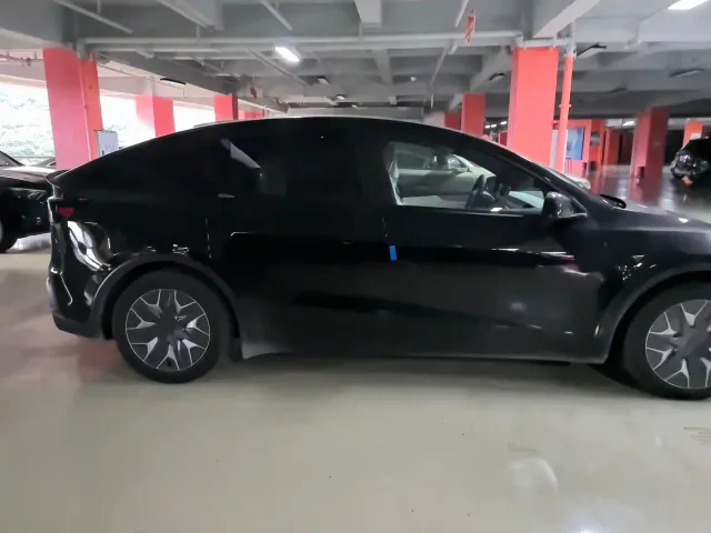 Tesla Model Y L — Фото автомобиля 4