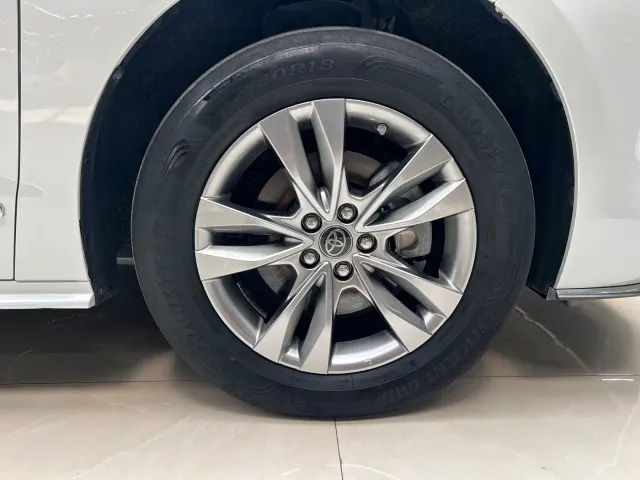 Toyota Sienna — Фото автомобиля 16