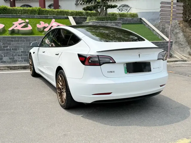 Tesla Model 3 — Фото автомобиля 9