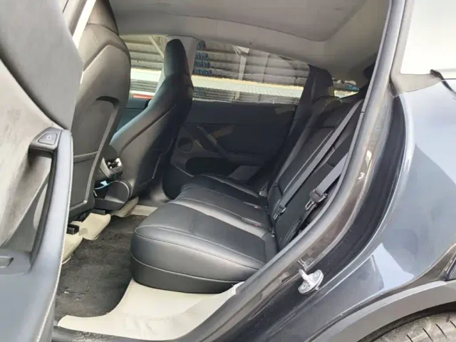 Tesla Model Y — Фото автомобиля 16