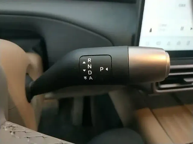 Li Auto MEGA — Фото автомобиля 13