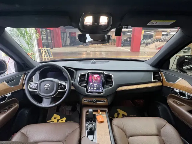 Volvo XC90 — Фото автомобиля 9