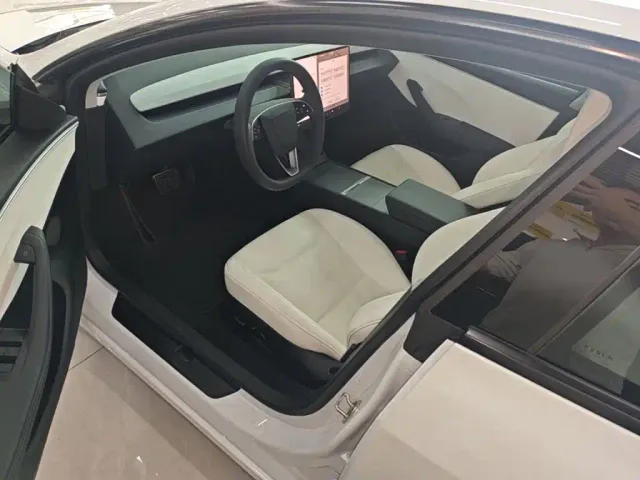 Tesla Model 3 — Фото автомобиля 15