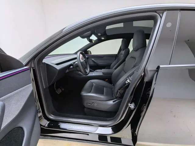 Tesla Model Y — Фото автомобиля 9