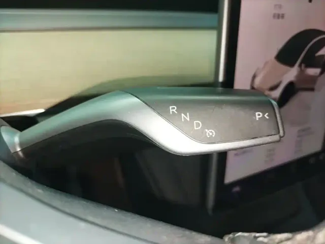 Tesla Model Y — Фото автомобиля 13