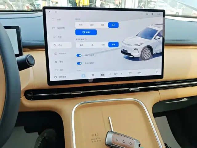 Geely Galaxy Starship 7 EM-i — Фото автомобиля 12