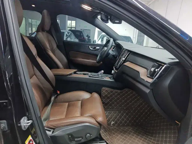 Volvo XC60 — Фото автомобиля 10