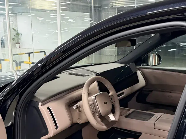 Li Auto L8 — Фото автомобиля 11