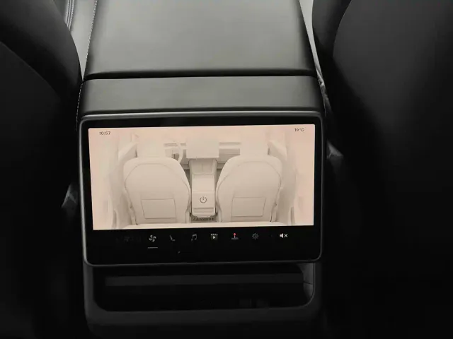 Tesla Model 3 — Фото автомобиля 7